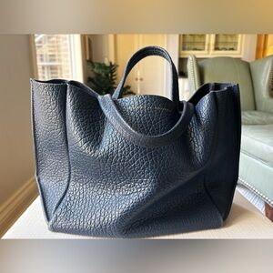 AMPERSAND AS APOSTROPHE SIDEWAYS TOTE /BUFFALO/NAVY BLUE